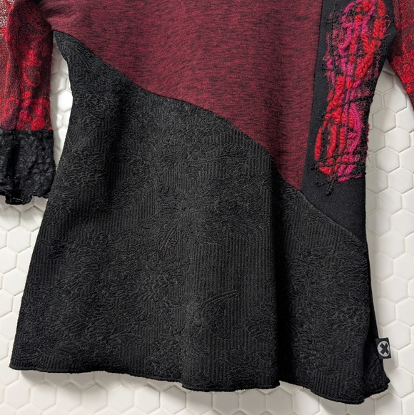 Metamorphose Lace Patch Top - Picture 8 of 10